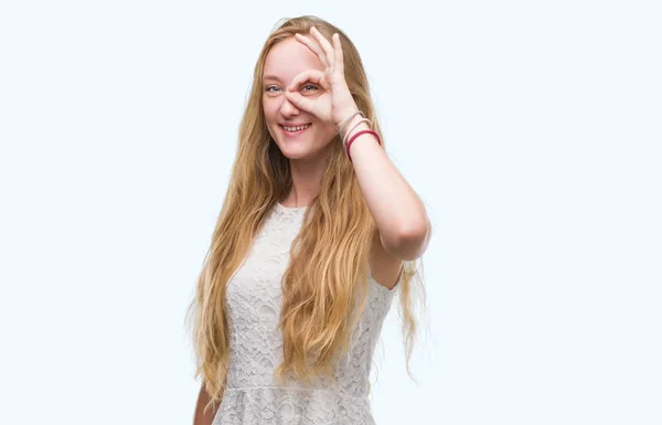 Blond Dospívající Žena Šťastný Obličej Úsměvem Dělá Znamení Rukou Oko — Stock fotografie
