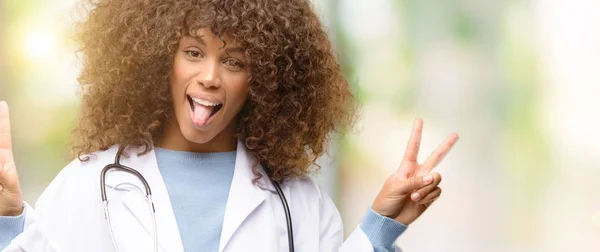 Afrikanisch Amerikanische Ärztin Medizinerin Die Die Kamera Schaut Zunge Zeigt — Stockfoto