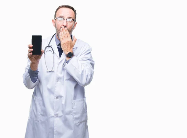 Seniorarzt Mittleren Alters Zeigt Smartphone Bildschirm Über Isoliertem Hintergrunddeckel Mund — Stockfoto