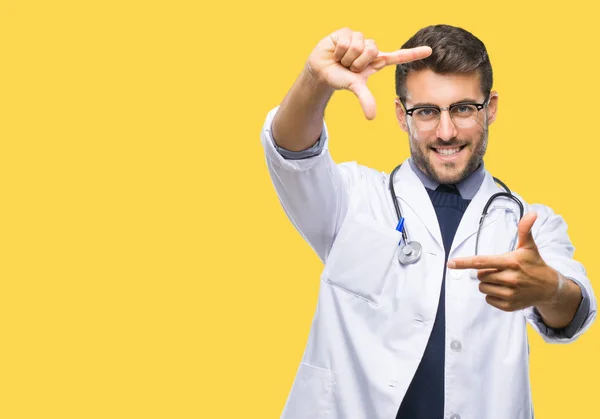 Jovem Homem Médico Bonito Sobre Fundo Isolado Sorrindo Fazendo Quadro — Fotografia de Stock