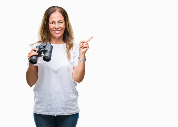 Hispanische Frau Mittleren Alters Blickt Durch Ferngläser Über Isolierten Hintergrund — Stockfoto