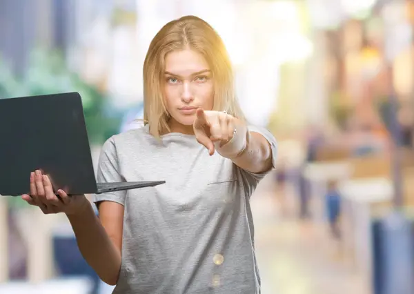 若い白人女性にラップトップ コンピューターを使用して分離カメラと指で指している背景 手署名 正面からポジティブで自信のジェスチャー — ストック写真