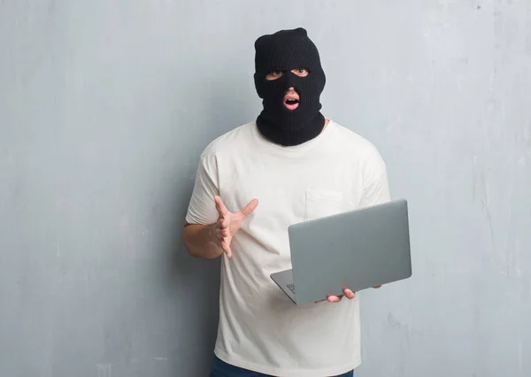 Young Caucasian Hacker Man Grey Grunge Wall Doing Cyber Attack — Stock Photo, Image