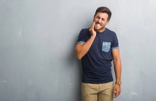 Hombre Joven Guapo Sobre Pared Grunge Gris Tocando Boca Con — Foto de Stock