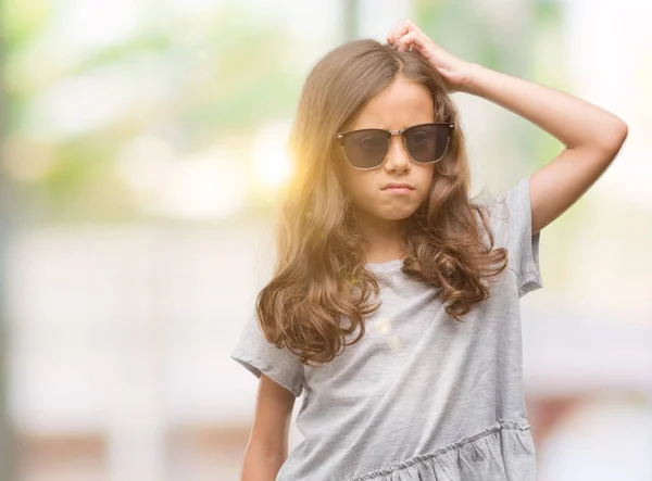 Brunette Hispanic Girl Wearing Sunglasses Confuse Wonder Question Uncertain Doubt — Stock Photo, Image