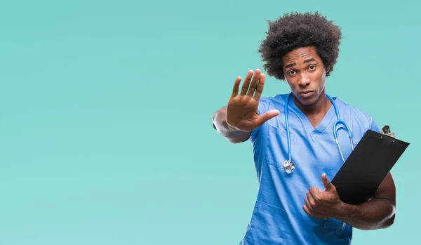 Medico Chirurgo Afro Americano Che Tiene Appunti Uomo Sfondo Isolato — Foto Stock