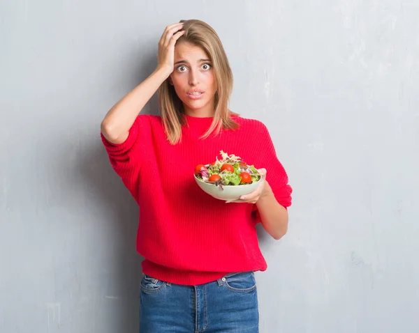Vacker Ung Kvinna Över Grunge Grå Vägg Äta Tomatsallad Stressad — Stockfoto