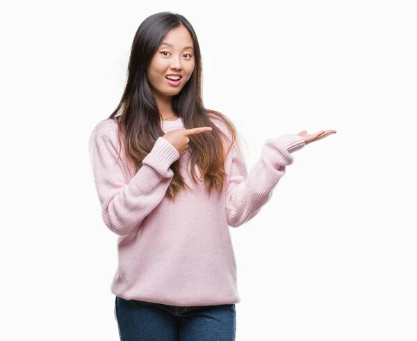 Joven Mujer Asiática Sobre Fondo Aislado Sorprendido Sonriendo Cámara Mientras — Foto de Stock