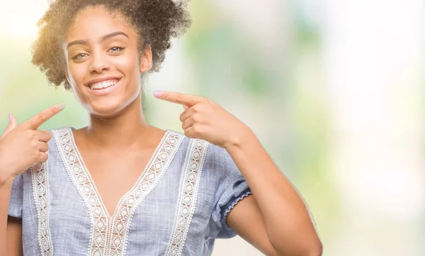 Mujer Afroamericana Joven Sobre Fondo Aislado Sonriendo Confiado Mostrando Señalando — Foto de Stock