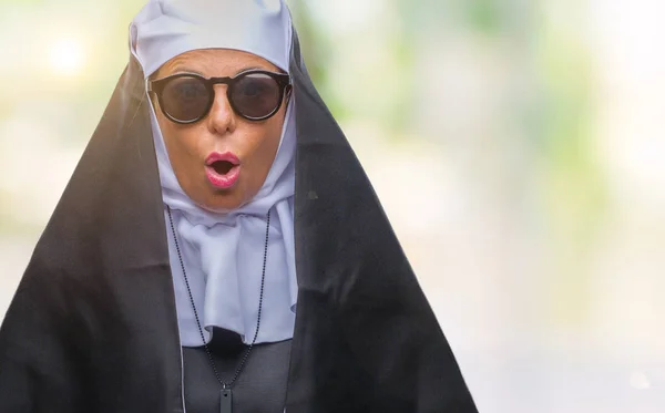 以上サングラスを着て中年シニアのカトリック修道女女分離恐れ 驚きの表現 恐怖と興奮した顔でショックを受けた背景 — ストック写真