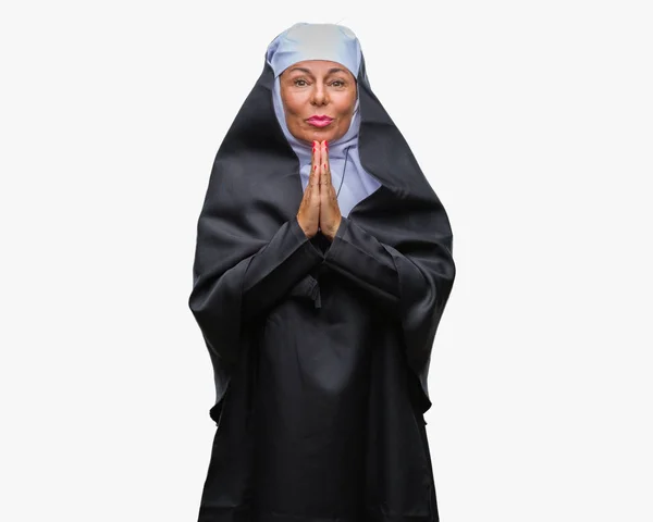 Старшая Христианская Католическая Монахиня Среднего Возраста Изолированном Фоне Молясь Руками — стоковое фото