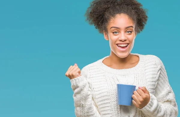 Joven Mujer Afroamericana Bebiendo Una Taza Café Sobre Fondo Aislado — Foto de Stock