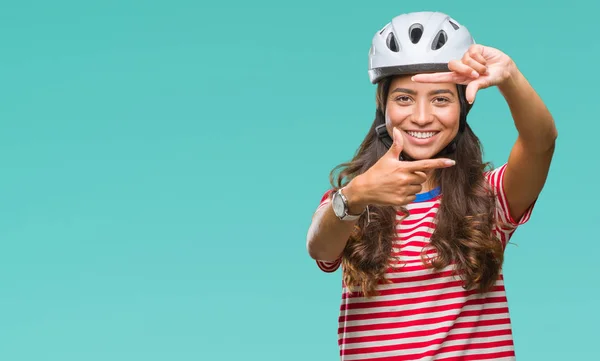 年轻的阿拉伯骑自行车妇女戴安全帽在孤立的背景下微笑着制作框架与手和手指与快乐的脸 创意与摄影理念 — 图库照片