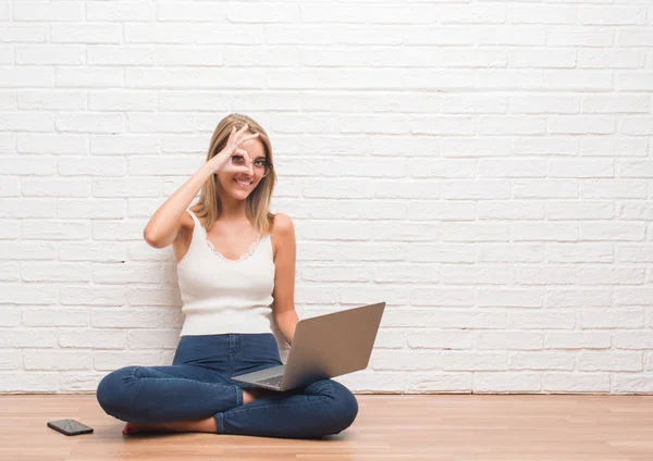 Hermosa Mujer Joven Sentada Suelo Trabajando Con Ordenador Portátil Casa —  Fotos de Stock