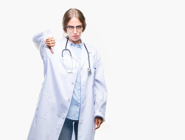 Mooie Jonge Blonde Dokter Vrouw Medische Uniform Dragen Geïsoleerde Achtergrond — Stockfoto