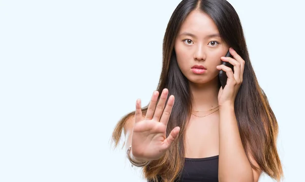 Junge Asiatin Telefoniert Über Isolierten Hintergrund Mit Offener Hand Und — Stockfoto