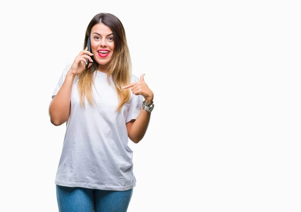 Joven Hermosa Mujer Hablando Llamando Usando Teléfono Inteligente Sobre Fondo —  Fotos de Stock
