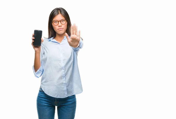 Молодая Азиатка Показывает Смартфон Пустой Экран Изолированном Фоне Открытой Рукой — стоковое фото