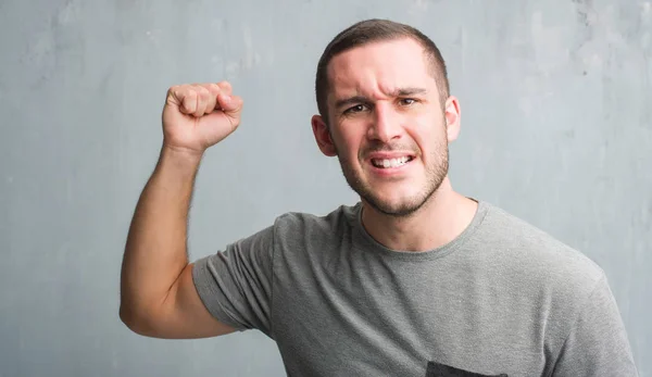 Young Caucasian Man Grey Grunge Wall Annoyed Frustrated Shouting Anger — Stock Photo, Image