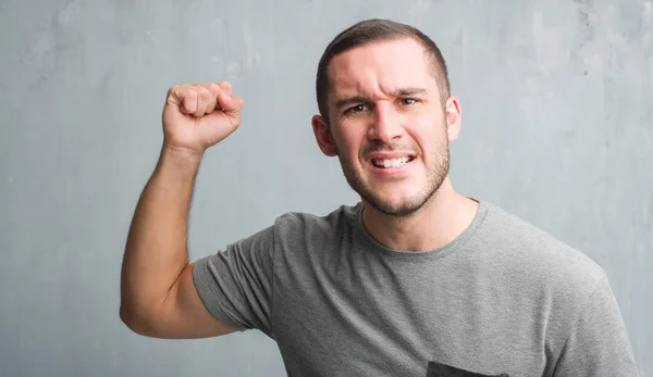 Giovane Uomo Caucasico Sulla Parete Grigia Grunge Infastidito Frustrato Urlando — Foto Stock