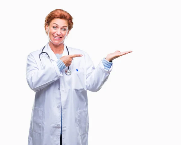 Senior Mujer Médica Caucásica Vistiendo Uniforme Médico Sobre Fondo Aislado — Foto de Stock