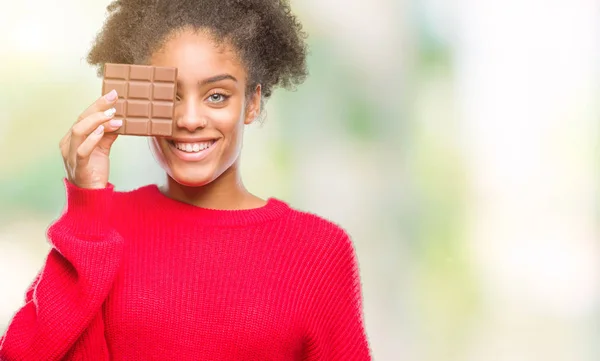 Junge Afroamerikanerin Isst Schokoriegel Vor Isoliertem Hintergrund Mit Einem Glücklichen — Stockfoto