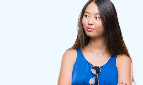 Jonge Aziatische Vrouw Geïsoleerde Achtergrond Glimlachend Uitziende Kant Staren Weg — Stockfoto