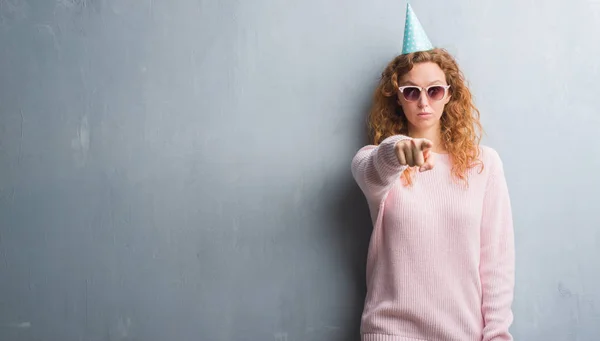 Joven Pelirroja Sobre Pared Grunge Gris Con Gorra Cumpleaños Señalando —  Fotos de Stock