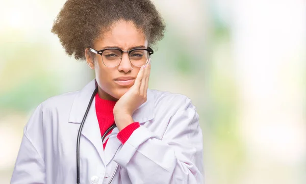 Junge Afroamerikanische Ärztin Mit Isoliertem Hintergrund Die Mund Und Hand — Stockfoto