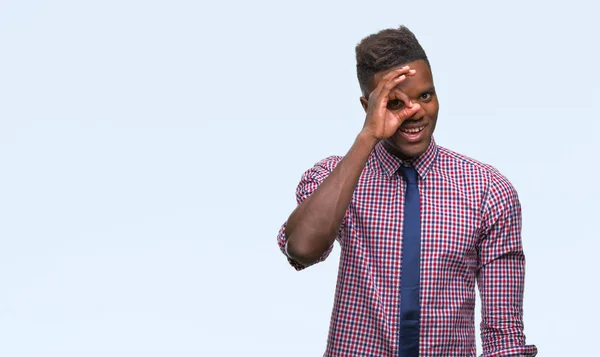 幸せそうな顔で指を通して見る目の手で のジェスチャーを行う分離の背景に若いアフリカ系アメリカ人ビジネスマン — ストック写真