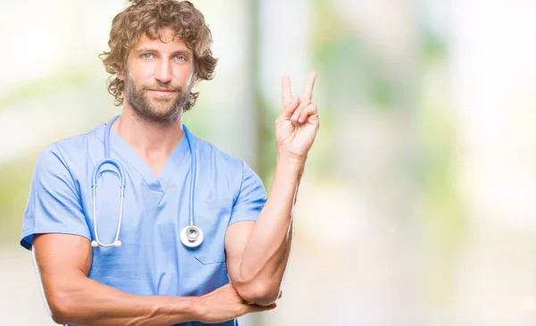 Guapo Cirujano Hispano Médico Sobre Fondo Aislado Sonriendo Con Cara — Foto de Stock