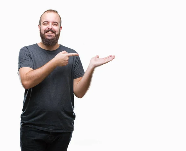 Unga Kaukasiska Hipster Mannen Över Isolerade Bakgrund Förvånade Och Ler — Stockfoto