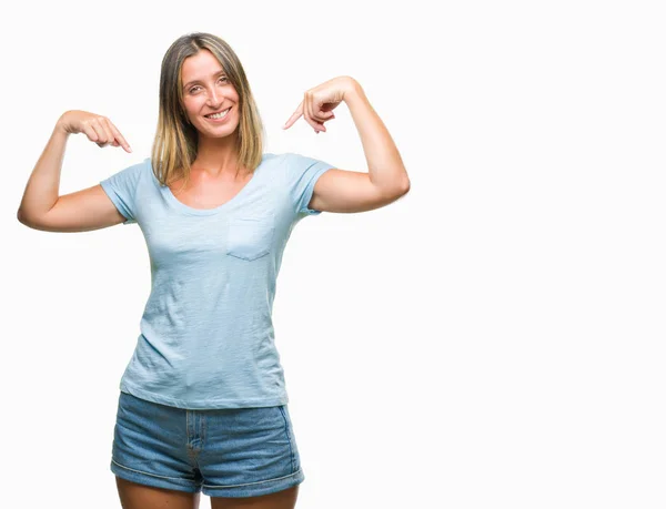 Joven Mujer Hermosa Sobre Fondo Aislado Mirando Confiado Con Sonrisa —  Fotos de Stock