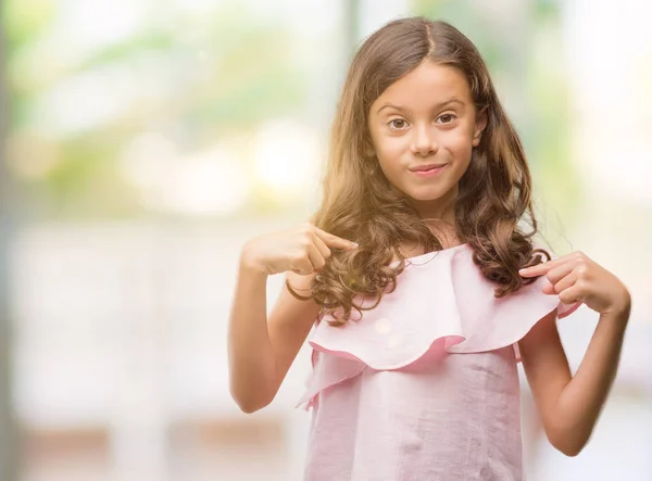 Μελαχρινή Κορίτσι Ισπανόφωνος Φοράει Ροζ Φόρεμα Αναζητούν Αυτοπεποίθηση Χαμόγελο Στο — Φωτογραφία Αρχείου
