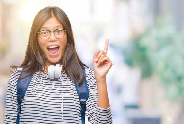 Jovem Estudante Asiática Usando Fones Ouvido Mochila Sobre Fundo Isolado — Fotografia de Stock