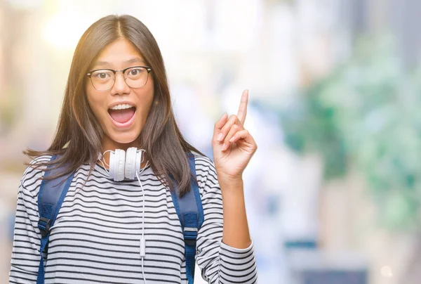 Jonge Aziatische Student Vrouw Dragen Van Hoofdtelefoons Rugzak Geïsoleerde Achtergrond — Stockfoto