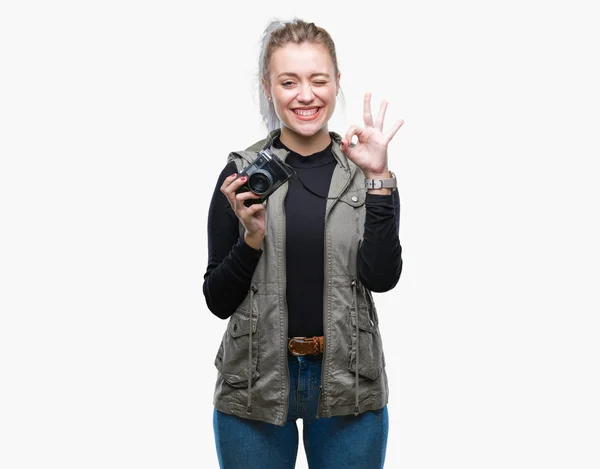 Giovane Donna Bionda Scattare Foto Utilizzando Fotocamera Vintage Sfondo Isolato — Foto Stock