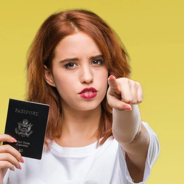 Młoda Kobieta Piękne Gospodarstwa Paszport Stanów Zjednoczonych Ameryki Białym Tle — Zdjęcie stockowe