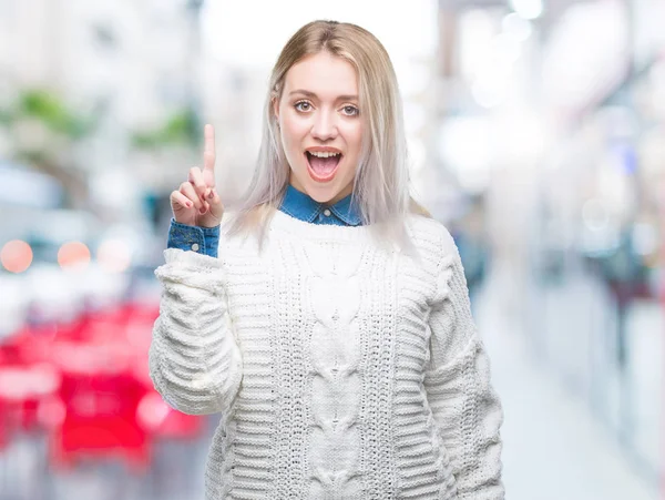 Mujer Rubia Joven Con Suéter Invierno Sobre Fondo Aislado Apuntando — Foto de Stock