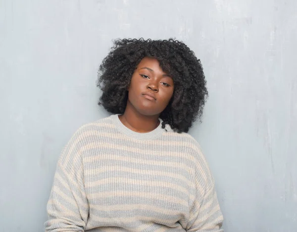 Jonge Afrikaanse Amerikaan Grootte Vrouw Grijs Grunge Muur Dragen Een — Stockfoto