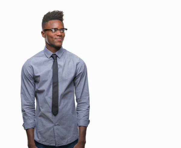 Jonge Afro Amerikaanse Zakenman Geïsoleerde Achtergrond Glimlachend Uitziende Kant Staren — Stockfoto