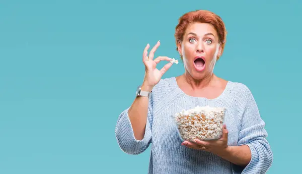 Atrractive Anziana Donna Rossa Caucasica Mangiare Popcorn Sfondo Isolato Spaventato — Foto Stock