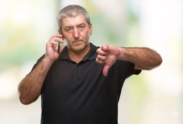 Pěkný Starší Muž Mluví Smartphone Izolované Pozadí Naštvaný Obličej Záporné — Stock fotografie
