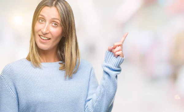 Giovane Bella Donna Indossa Maglione Invernale Sfondo Isolato Con Grande — Foto Stock