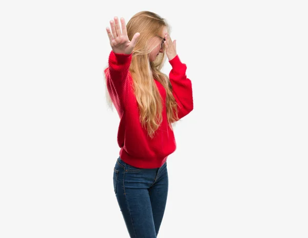 Blonde Teenagerin Mit Rotem Pullover Die Die Augen Mit Händen — Stockfoto