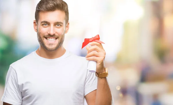 Joven Hombre Guapo Sosteniendo Grado Sobre Fondo Aislado Con Una — Foto de Stock