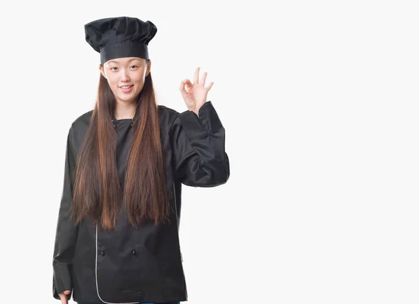 Jovem Chinesa Sobre Fundo Isolado Vestindo Uniforme Chef Sorrindo Positivo — Fotografia de Stock