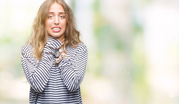 Mulher Loira Bonita Usando Listras Suéter Sobre Fundo Isolado Gritando — Fotografia de Stock