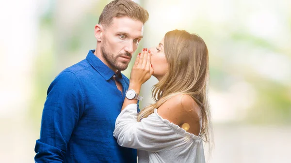 Pareja Joven Enamorada Sobre Fondo Aislado Sonriendo Con Mano Sobre — Foto de Stock