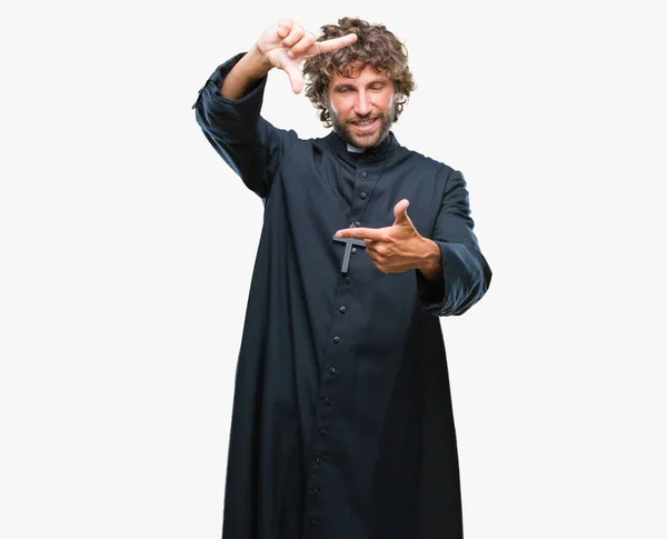 Bonito Padre Hispânico Católico Sobre Fundo Isolado Sorrindo Fazendo Moldura — Fotografia de Stock